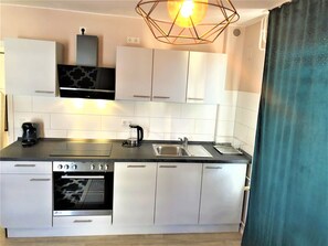 Fridge, microwave, oven, stovetop - Zentrum-Modern-mit Balkon: The Lake von SA-Grandeur (Friedrichshafen)