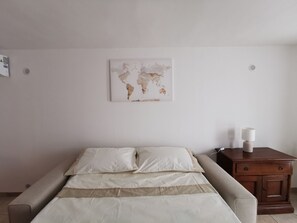 2 bedrooms, travel cot, free WiFi, wheelchair access