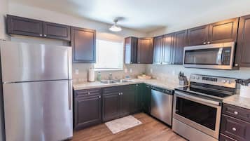 冷蔵庫、電子レンジ、オーブン、コンロ