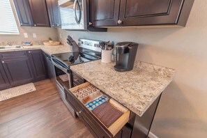 Fridge, microwave, oven, stovetop - 2BR Private home w/ Full Kitchen, Laundry & Wi-Fi! (Wasilla)