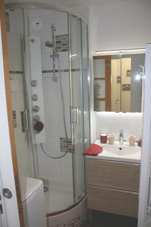 Douche, sèche-cheveux