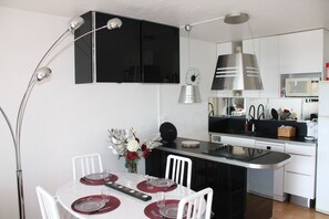 Dining - Un Adorable Cocon au Soleil (Villeneuve-Loubet)