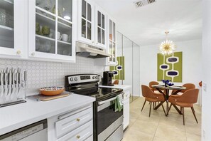 Condo (Los Felices M104) | Cocina privada | Refrigerador, microondas, lavavajillas y cafetera y tetera