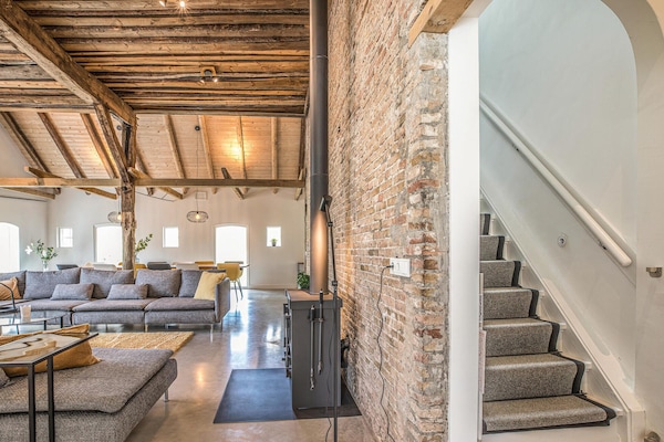 Smart TV, caminetto, lettore DVD