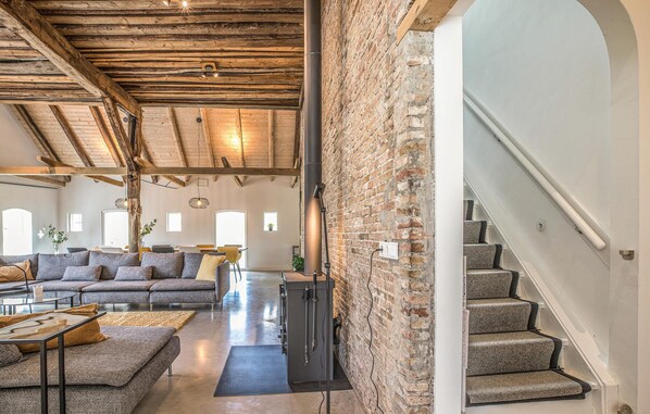 Smart TV, chimenea y reproductor de DVD 