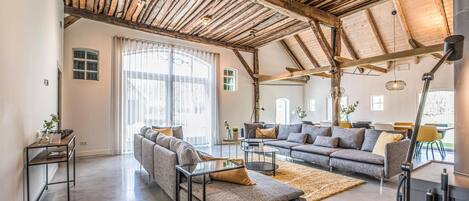 Smart-tv, een open haard en een dvd-speler