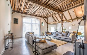 Smart TV, chimenea y reproductor de DVD 