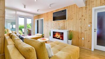 Een smart-tv, tafelvoetbal en een tafeltennistafel