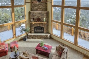 تلفزيون ذكي، مدفأة، تنس طاولة