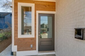 Exterior - 3 Story, Roof top very close to Broadway 520 (Nashville)