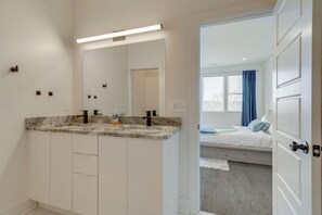 ヘアドライヤー、タオル、石鹸、トイレットペーパー