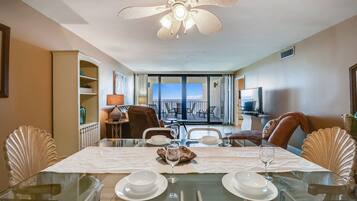 Condo, 2 Bedrooms, Balcony, Ocean View (1206) | In-room dining