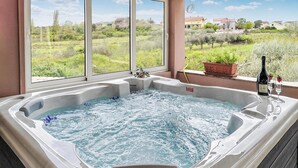 A hot tub with a view of a green landscape through large windows. - Nice home in Zadar with WiFi (Zadar)