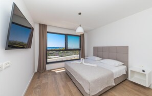 5 bedrooms, travel cot, free WiFi, bed sheets