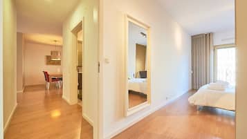 1 quarto, escrivaninha, ferros/tábuas de passar roupa, acesso à internet