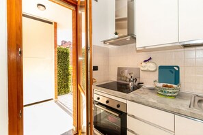 Microondas, horno, placa de cocina, cafetera/tetera