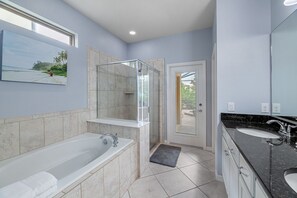 Badewanne, Haartrockner, Handtücher, Seife