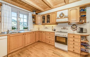 Køleskab, kogeplade, opvaskemaskine, kaffe-/temaskine