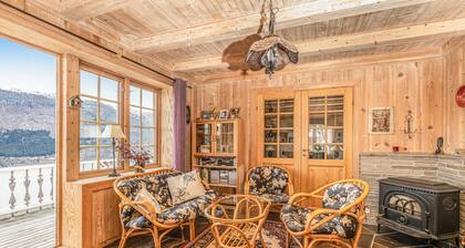 Lovely home in Marifjøra with WiFi