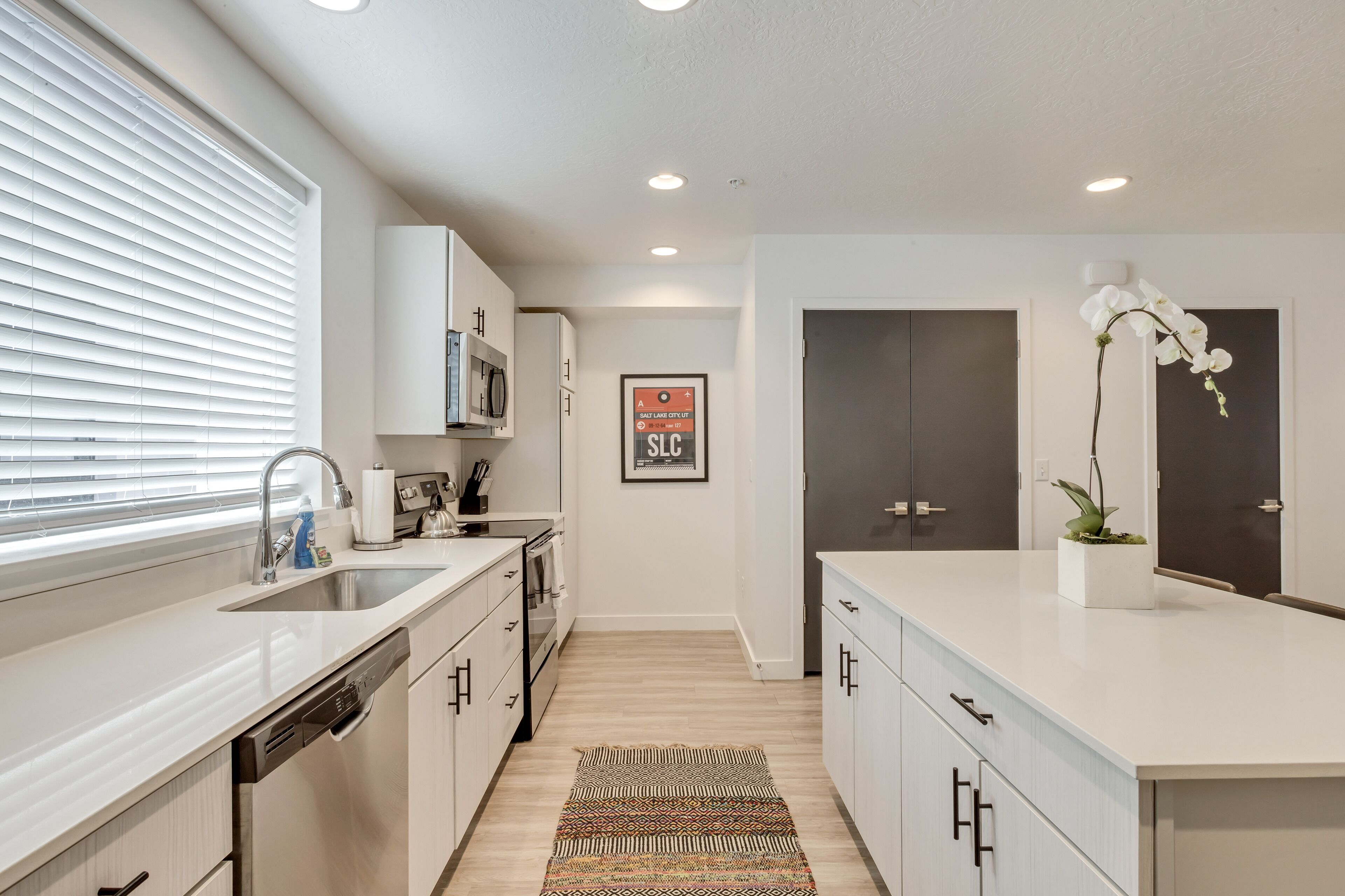 Supreme Urban Adventurers' Townhouse 2 Suites/2.5BA +Garage
