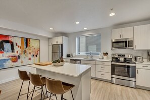 Fridge, microwave, oven, stovetop - LCF - Downtown SLC - King+Queen+Sofa bed- Garage - Sleeps 6 (Salt Lake City)