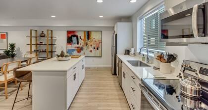 Supreme Urban Adventurers' Townhouse 2 Suites/2.5BA +Garage