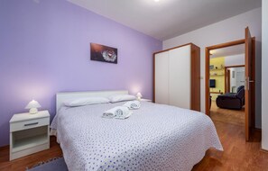 2 bedrooms, travel crib, free WiFi, bed sheets