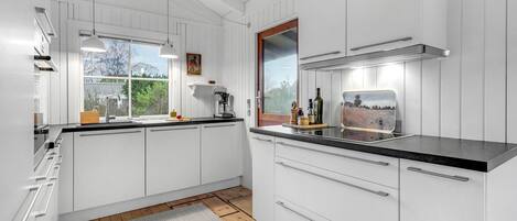 Een koelkast, een kookplaat, een vaatwasser