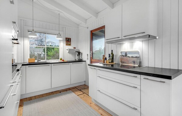 Réfrigérateur, surface de cuisson, lave-vaisselle, cafetière-théière