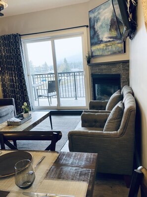 Smart TV, fireplace
