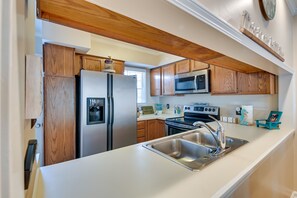 Fridge, microwave, stovetop, dishwasher - Coastal Vacation Rental - 2 Mi to Huntington Beach (Murrells Inlet)