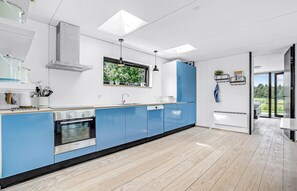 ثلاجة، فرن، موقد طهي مسطح، غسالة أطباق