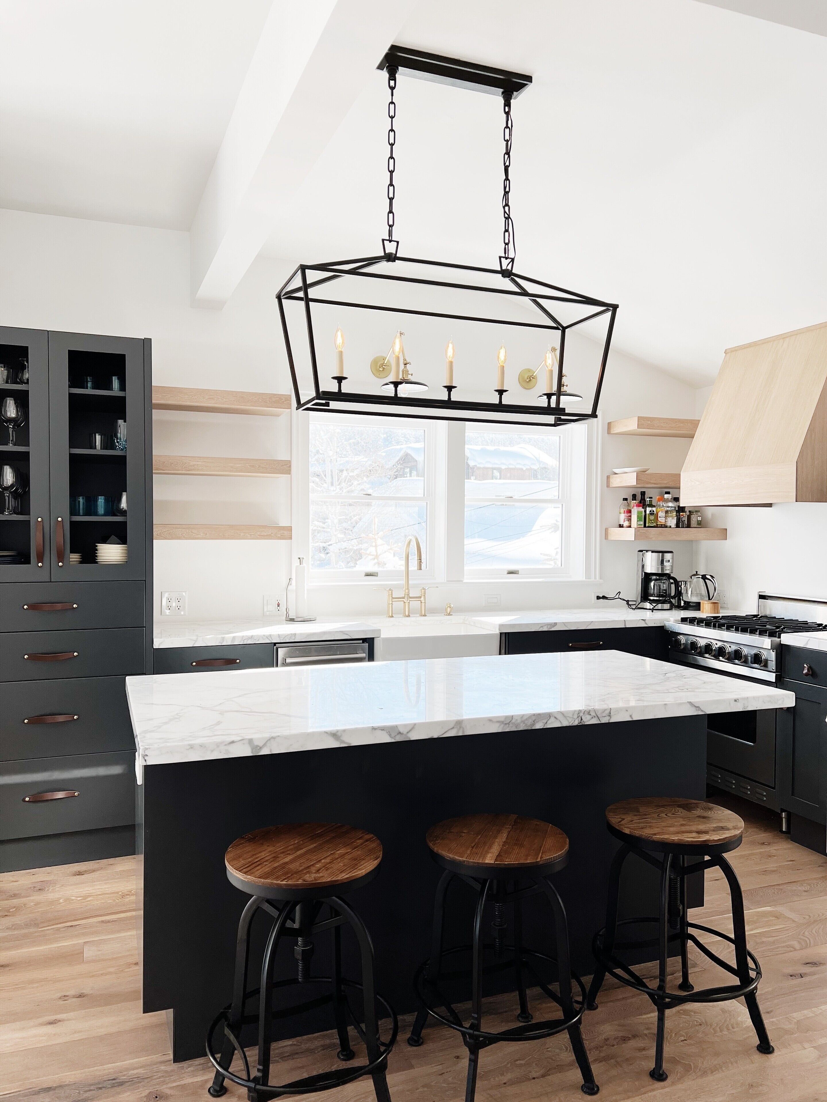 Kitchen: Viking range, Bosch dishwasher, Perrin&Rowe faucet, marble countertops