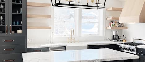 Kitchen: Viking range, Bosch dishwasher, Perrin&Rowe faucet, marble countertops