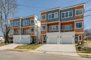Exterior - 3 Story, Roof top very close to Broadway 516 (Nashville)