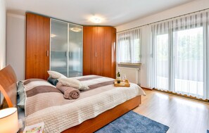 2 bedrooms, travel crib, free WiFi, bed sheets