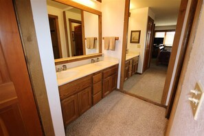 Baignoire, serviettes fournies, savon, papier toilette