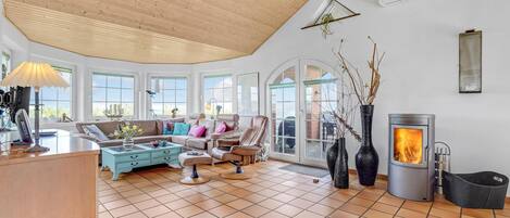 TV, fireplace, DVD player