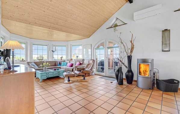 Fernseher, Kamin, DVD-Player