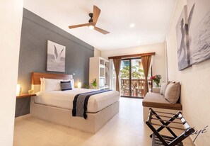 Habitación básica | Minibar, caja de seguridad en la habitación y decoración personalizada 