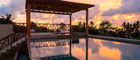 Una piscina al aire libre, cabañas de piscina gratuitas, tumbonas