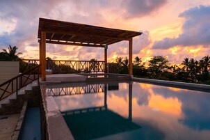 Una piscina al aire libre, camas de piscina gratis