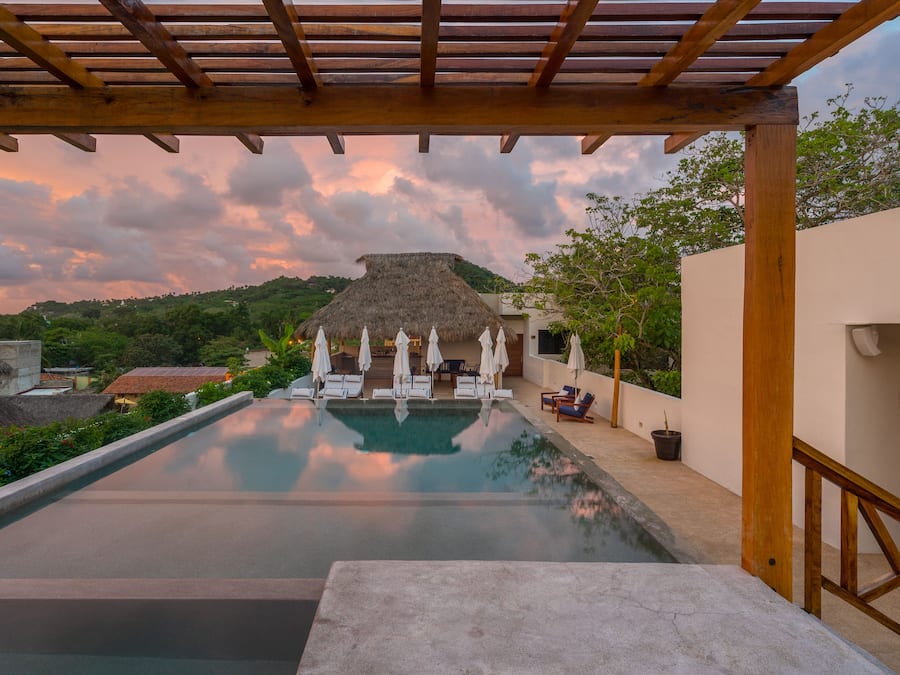 Een buitenzwembad, gratis zwembadcabana's en ligstoelen