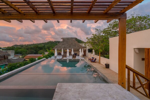 Outdoor pool, open 9:00 AM to 9:00 PM, free cabanas, sun loungers - Ciyé Hotel (San Francisco)