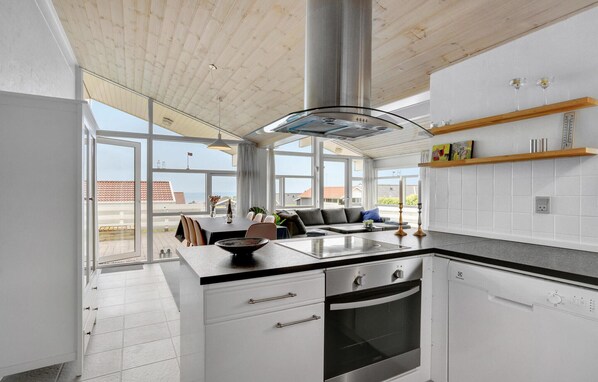 Jääkaappi, uuni, liesi, astianpesukone