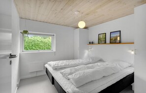3 bedrooms, travel crib, free WiFi - Cozy home in Sjølund with house sea view (Sjølund)