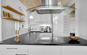 Jääkaappi, uuni, liesi, astianpesukone