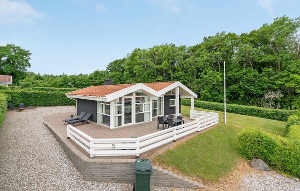 Outdoor dining - Cozy home in Sjølund with house sea view (Sjølund)