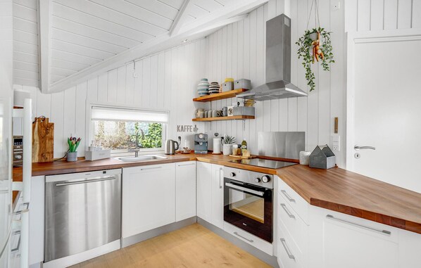 Fridge, oven, stovetop, dishwasher
