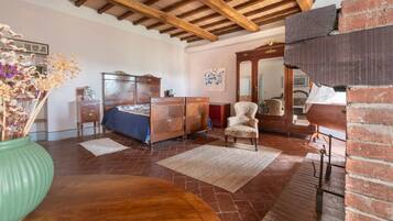 4 camere, una scrivania, ferro/asse da stiro, Wi-Fi